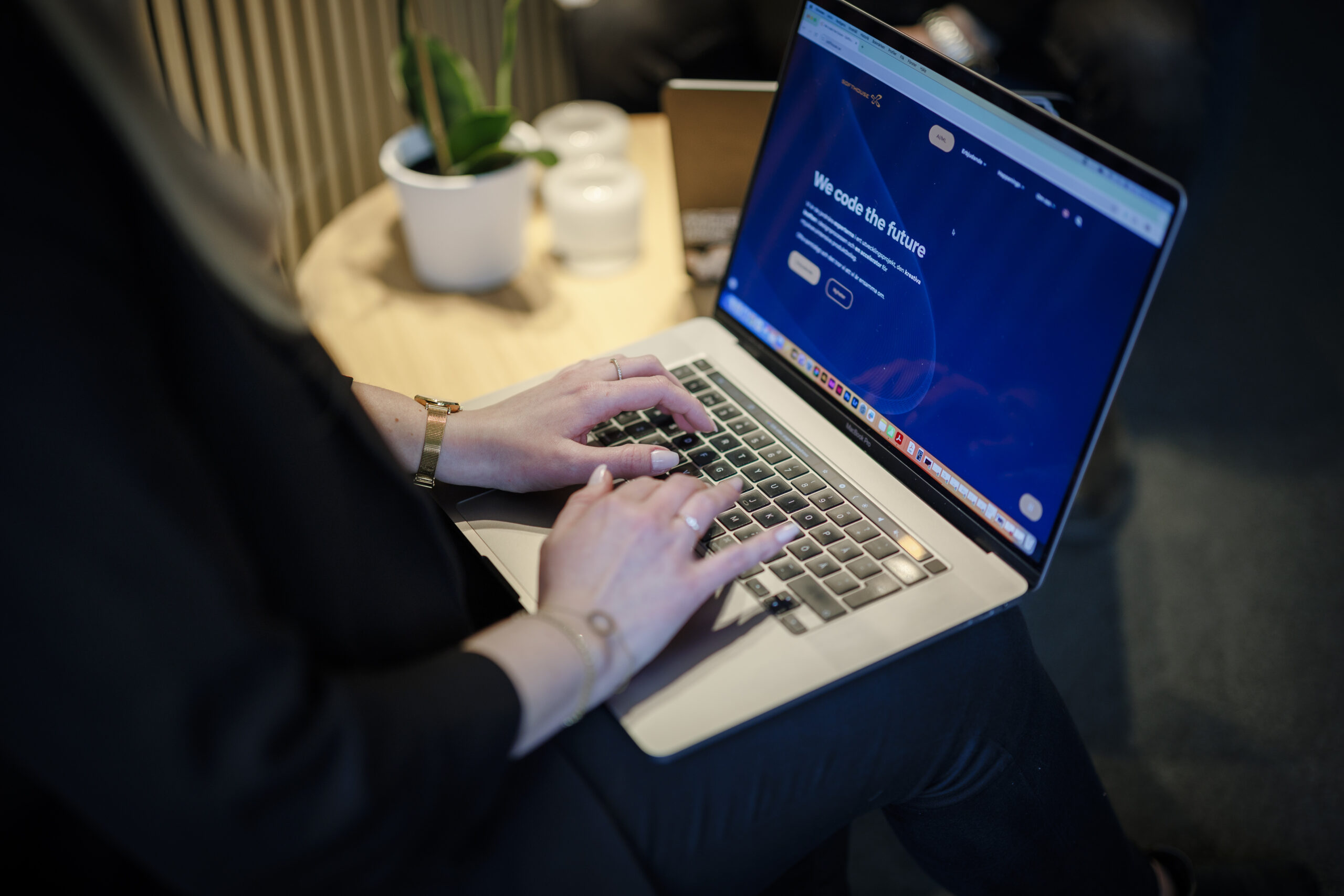 AI för små företag - kollega framför en dator och söker på nätet