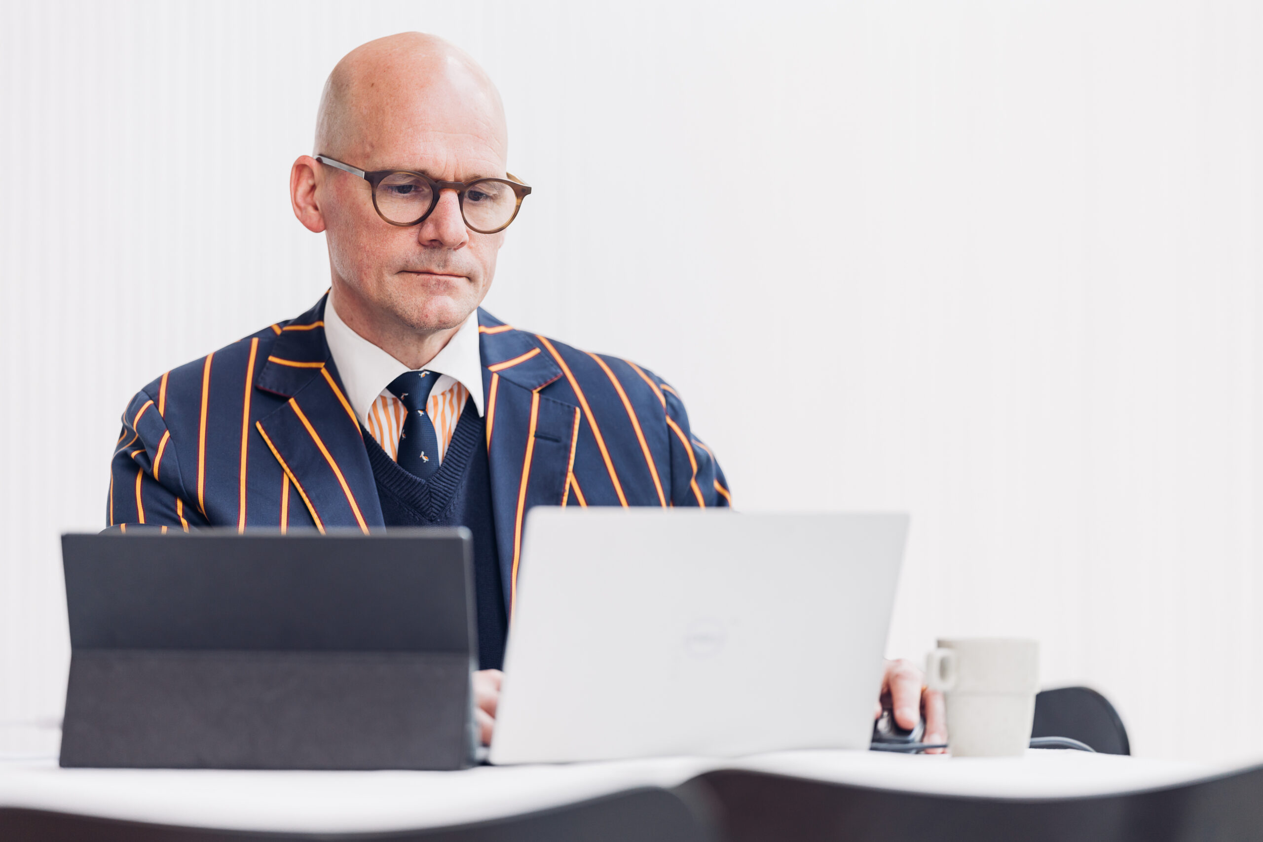 Bild på kollega framför dator som jobbar med data