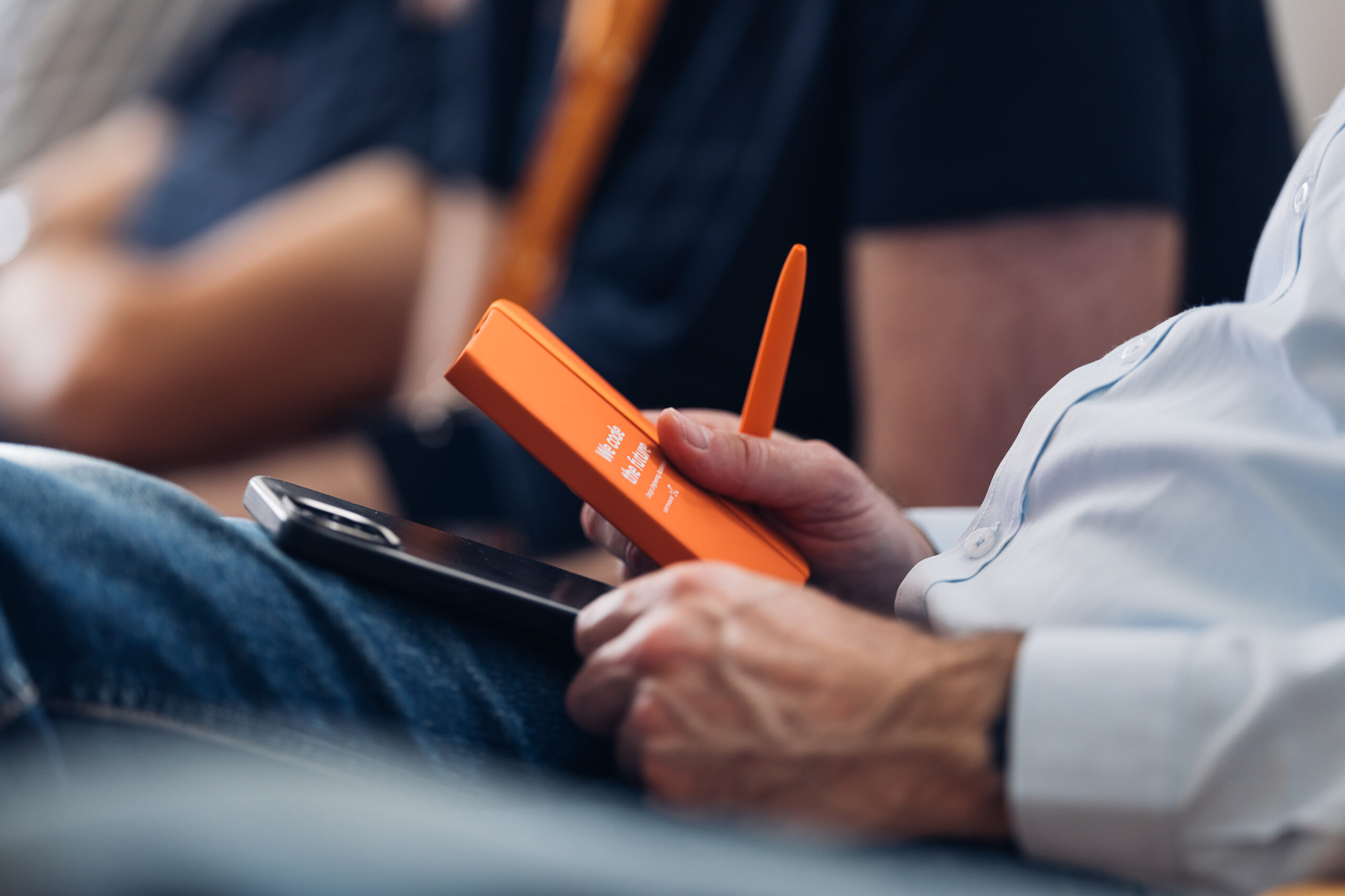 Kollega som sitter redo att anteckna när vi pratar om Vad är etiska risker med AI?