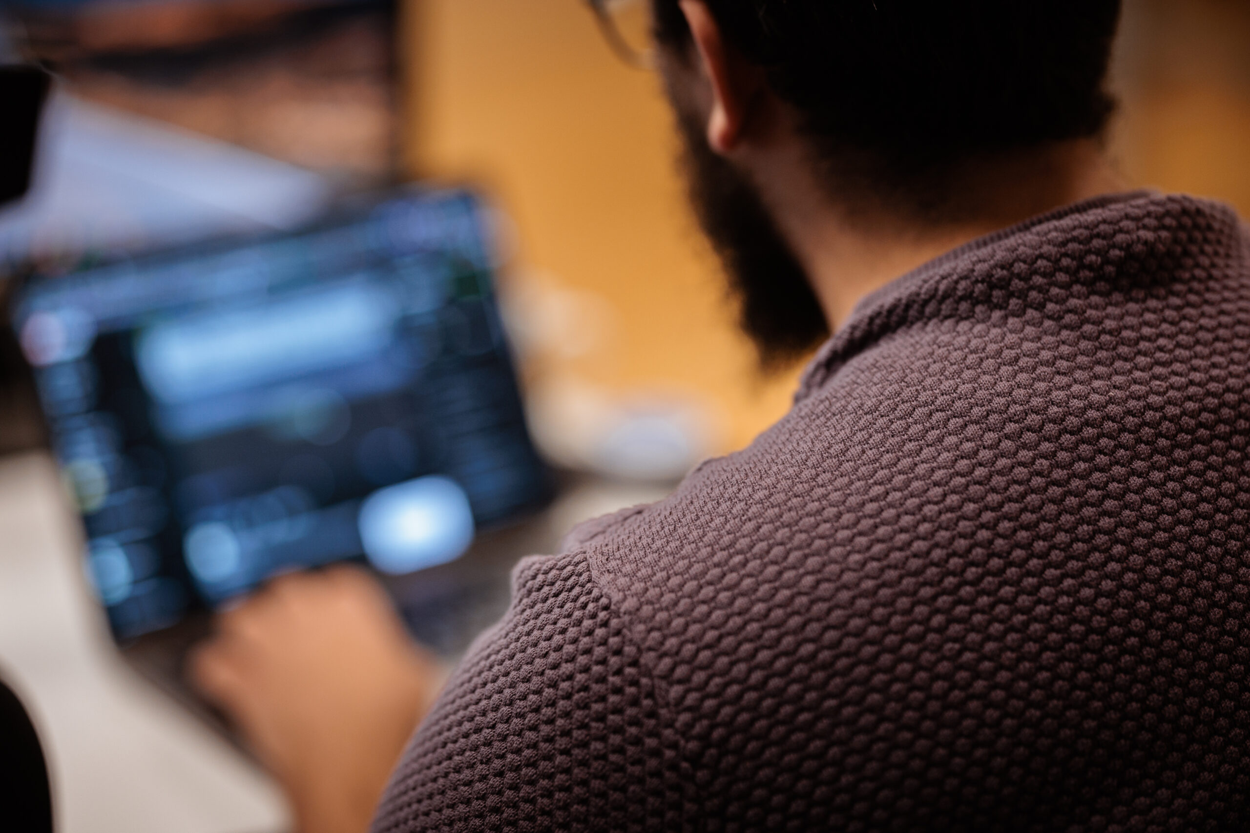 bild på en utvecklare framför sin dator med han jobbar