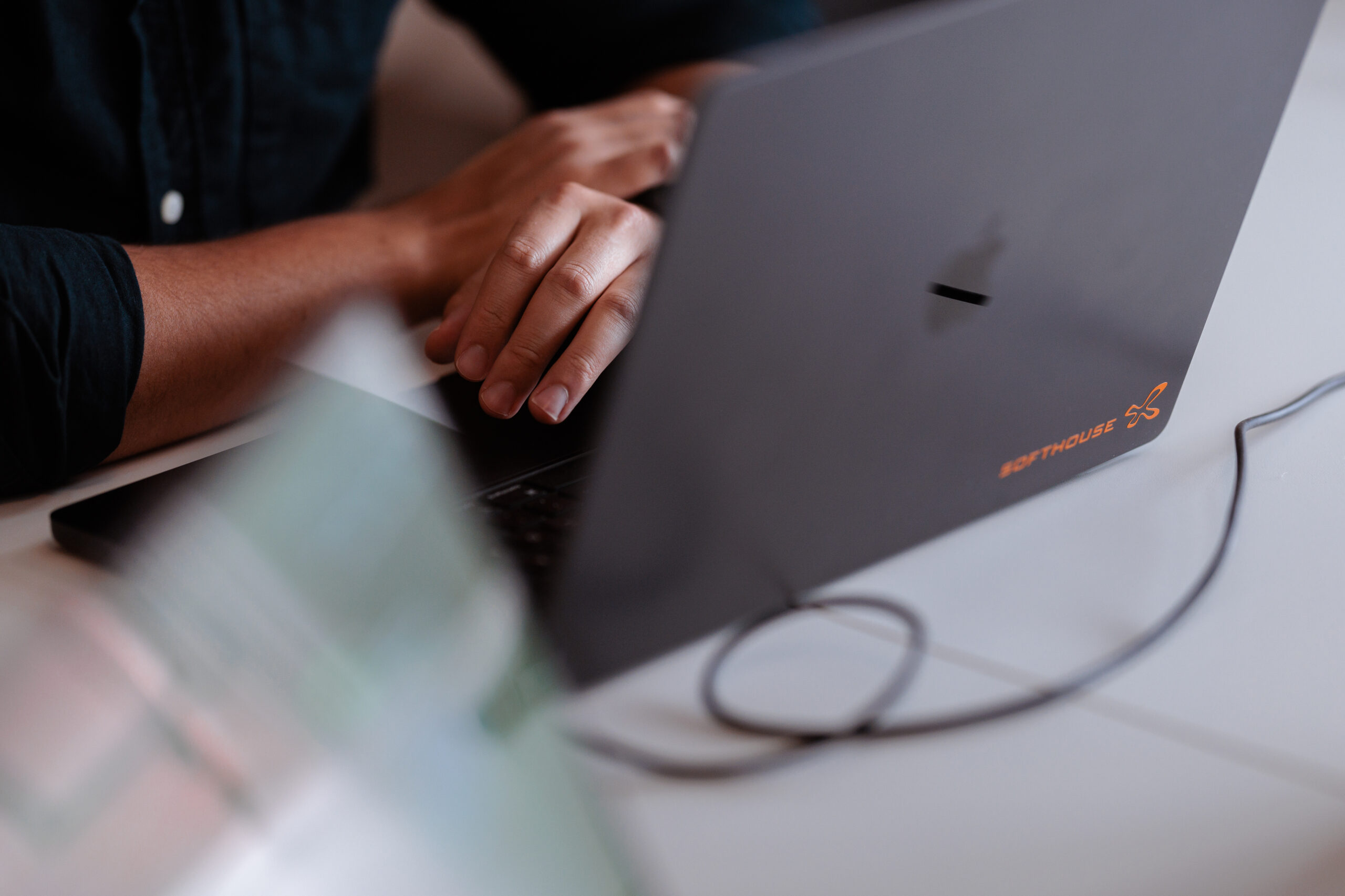 Laptop med softhouse logo för artikel kopplat till AI GDPR personuppgifter